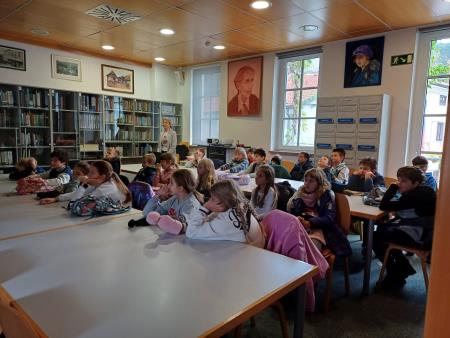 Otroci v knjižnici s